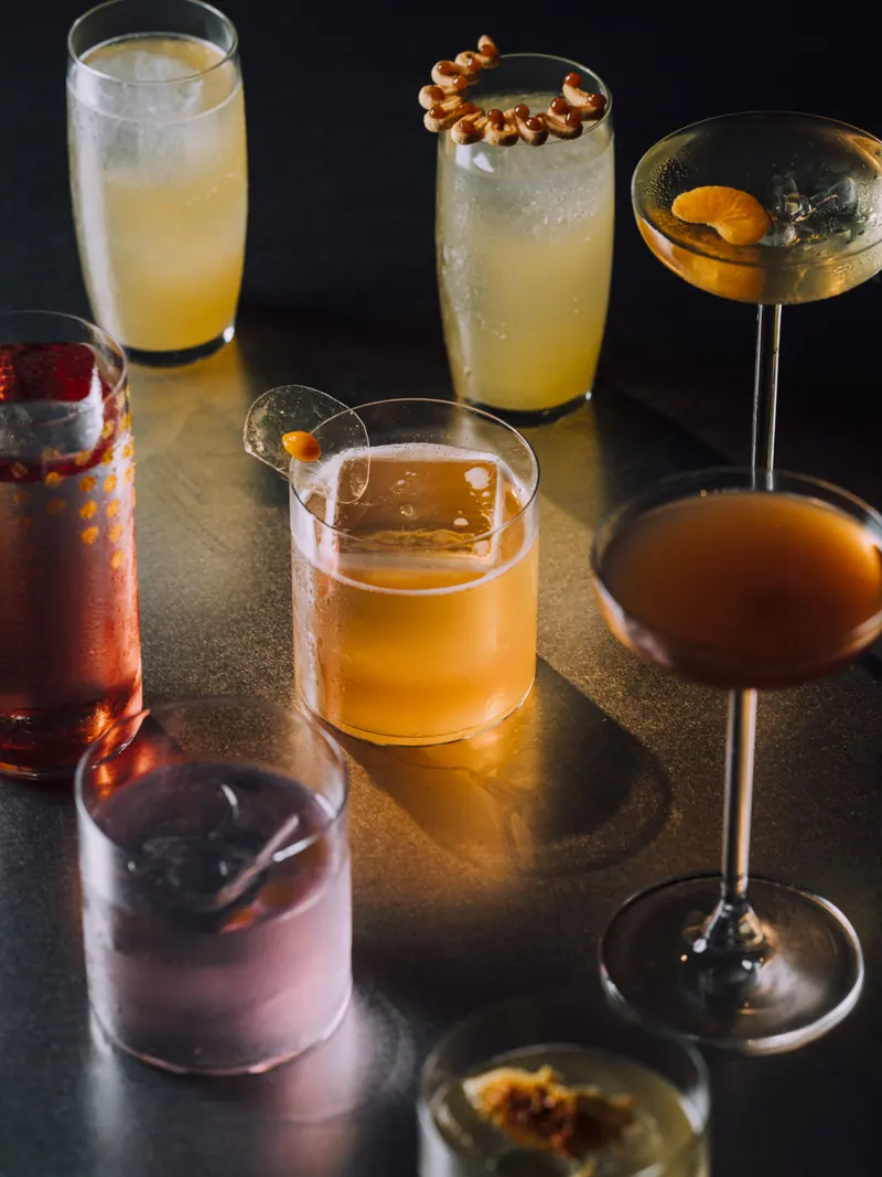 Cocktails de autor da SEDE alinhados no balcão