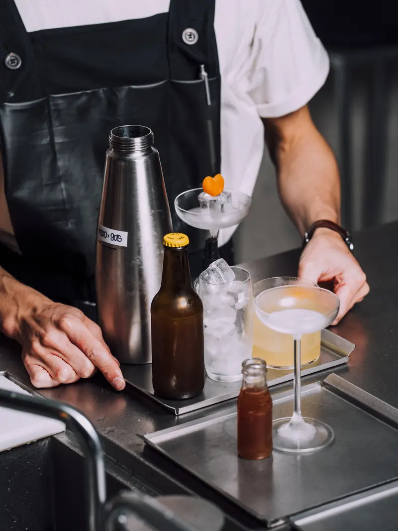 Bartender a preparar um cocktail atrás do balcão da SEDE