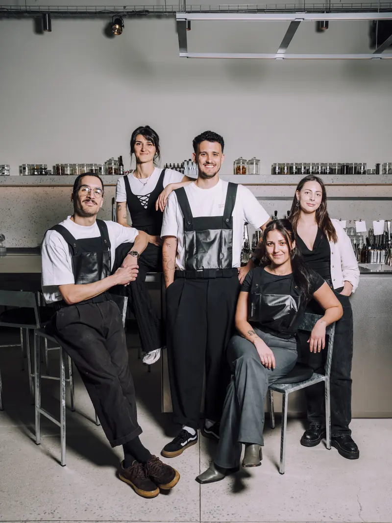 O balcão da SEDE em aço inox, com o arco da janela original ao fundo