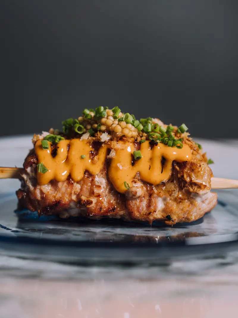 Yakitori de bifana com molho e cebolinho